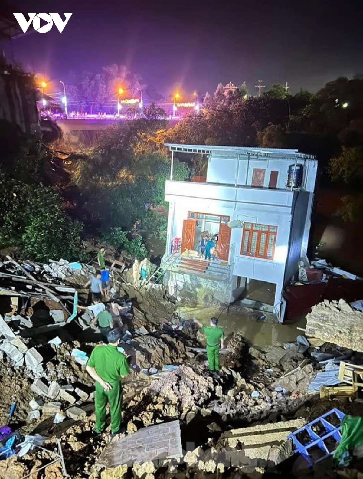 3 ngôi nhà bị sụp xuống sông Thương trong đêm