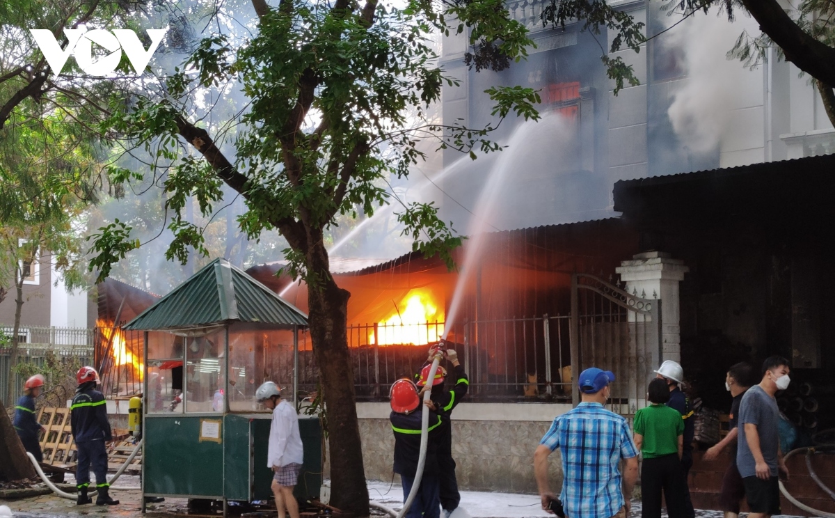Lửa cháy ngùn ngụt căn biệt thự tại Hoàng Mai, Hà Nội