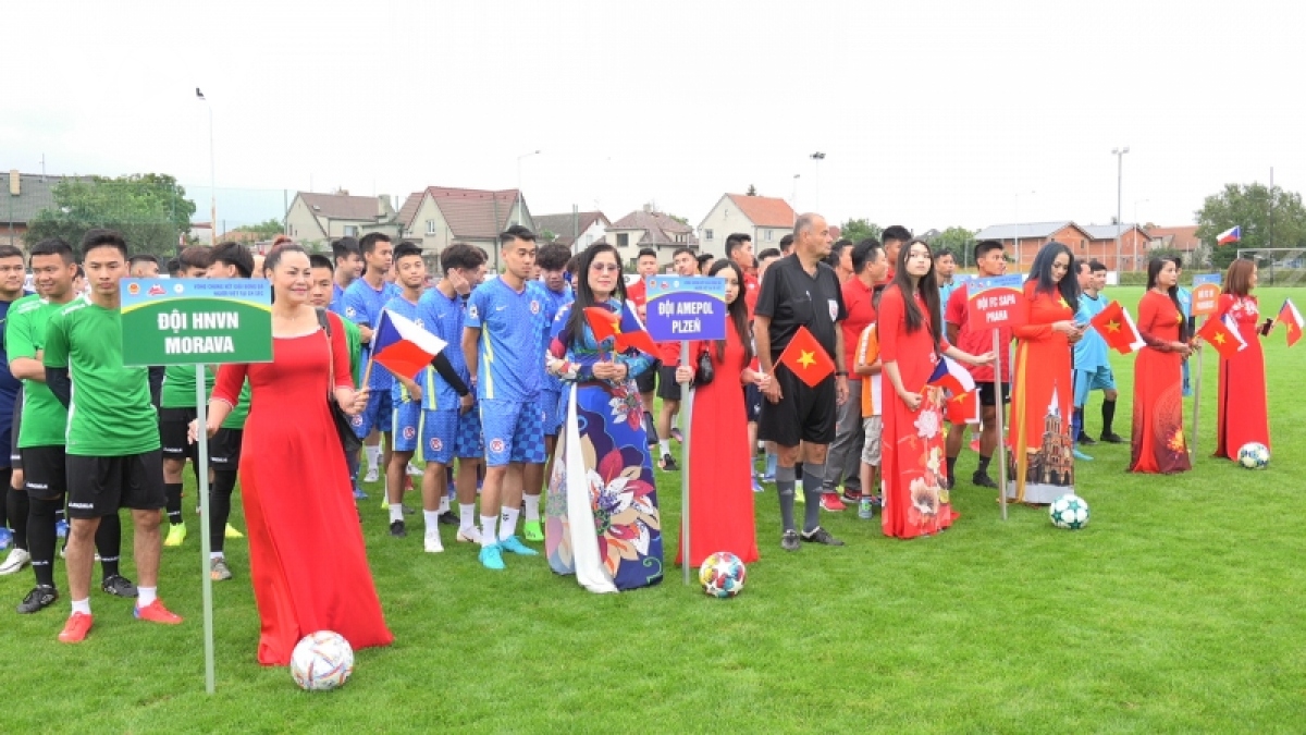 Giải bóng đá cộng đồng người Việt tại Séc: Cầu nối giao lưu của người Việt