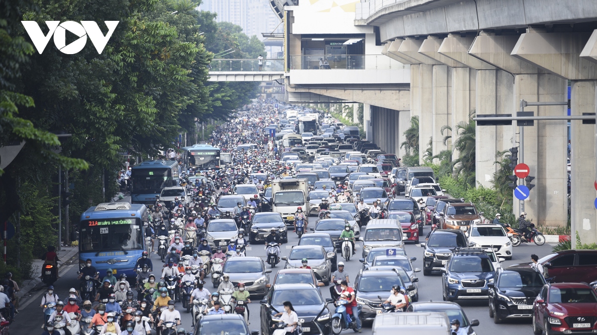 Đường Nguyễn Trãi vẫn lộn xộn sau phân làn, người tham gia giao thông ý thức kém