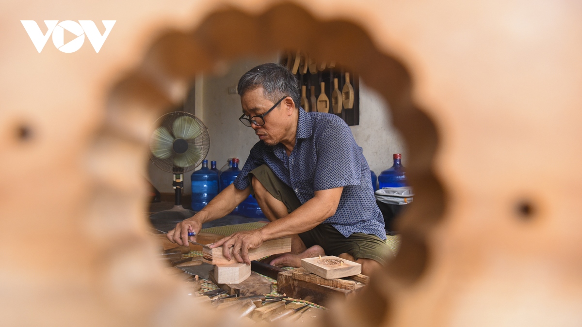Nghệ nhân làm khuôn bánh Trung thu bằng gỗ cuối cùng ở Hà Nội