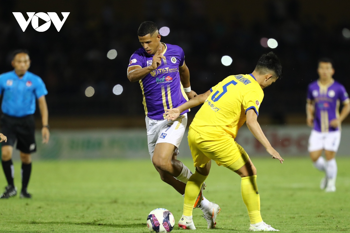 Lucao tiếp đà chói sáng, Hà Nội FC giành lại 1 điểm rời sân Vinh trước SLNA