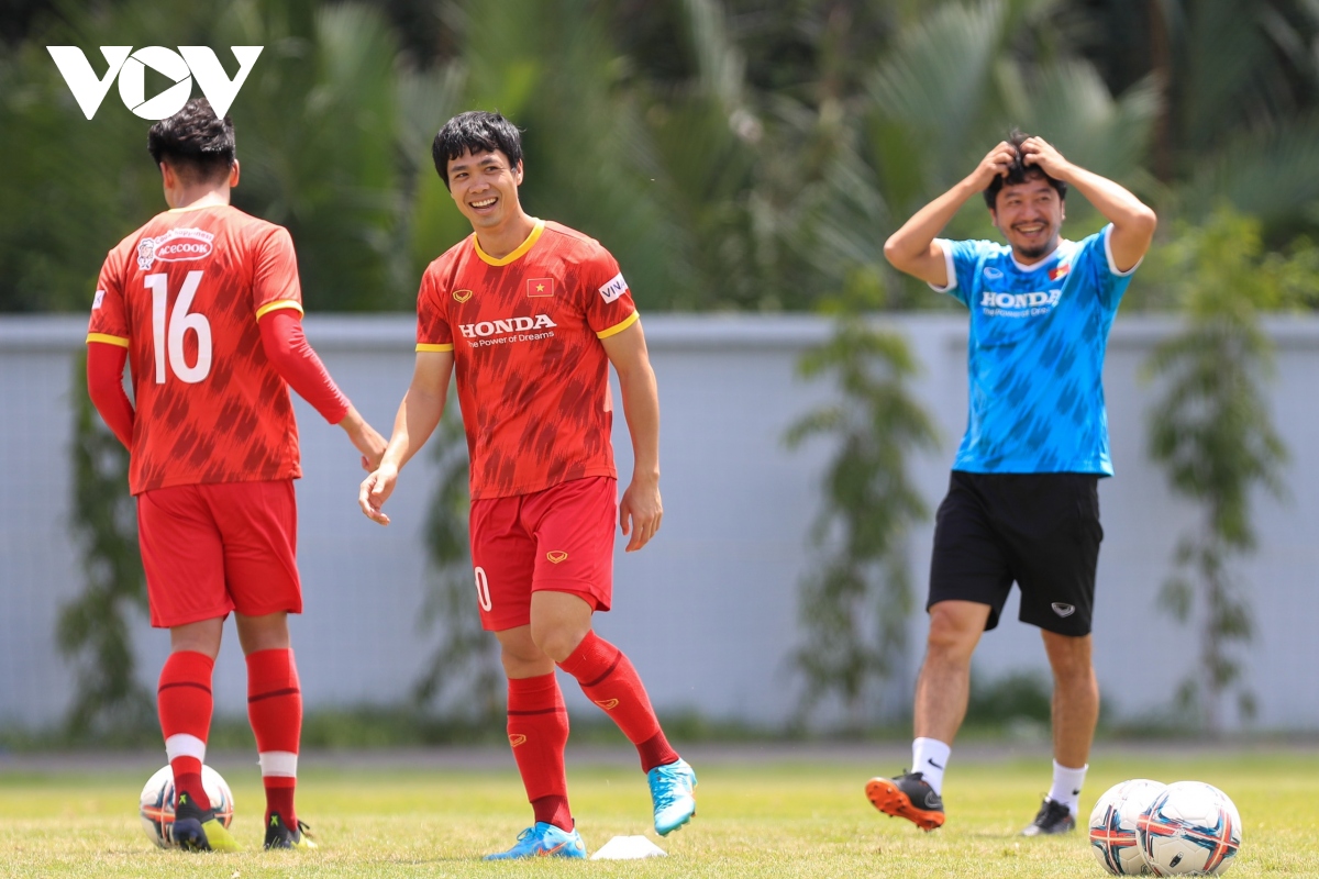 HLV Park Hang Seo vắng nhà, ĐT Việt Nam vẫn “đội nắng” tập luyện