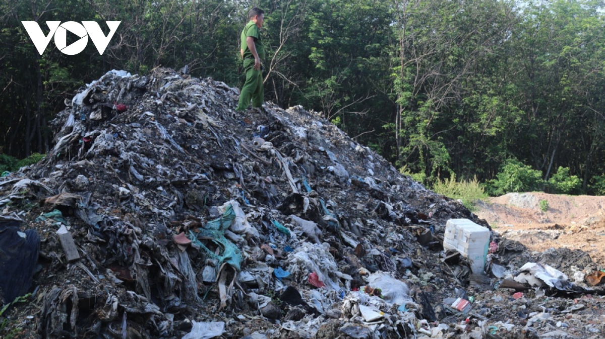 Điều tra vụ chôn hơn 2.100 tấn rác thải trái phép ở Bình Dương