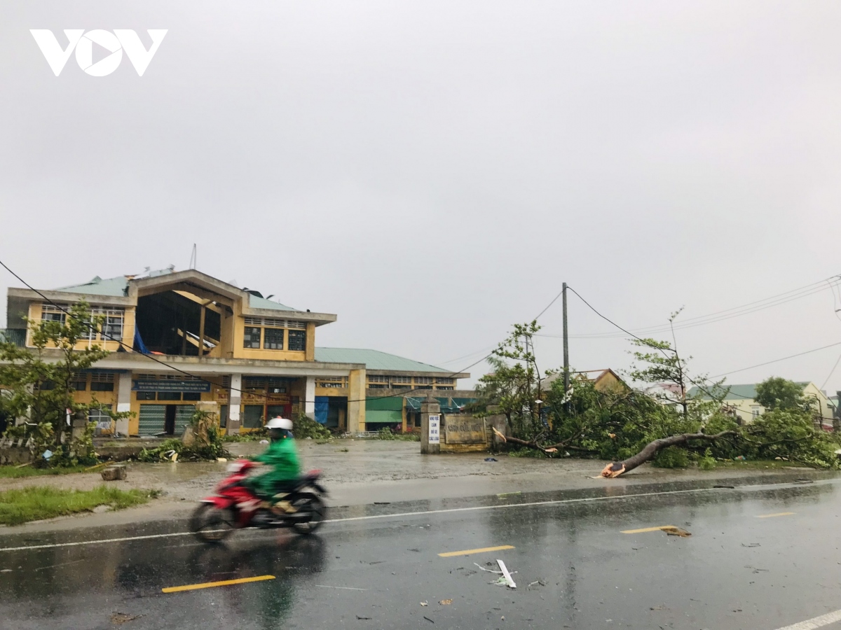 Lốc xoáy trước bão số 4 giật tung mái nhà người dân Quảng Trị