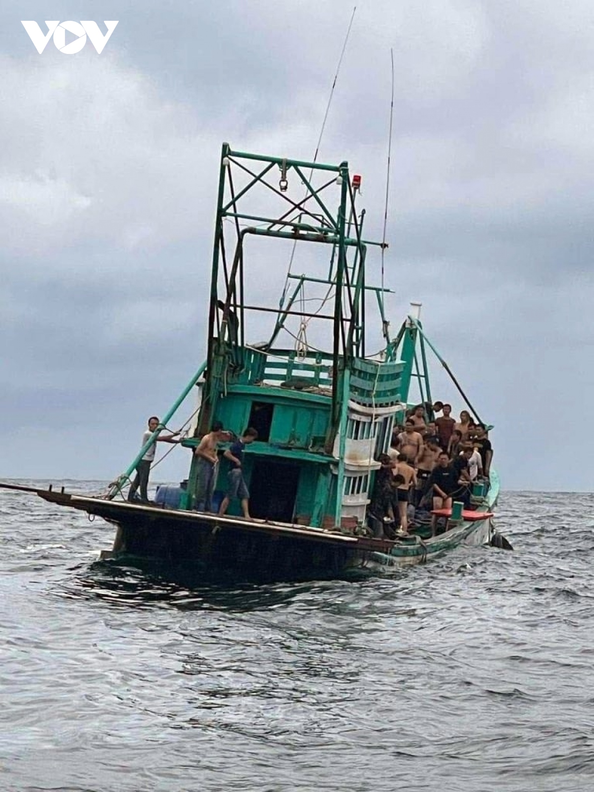 Lật tàu ngoài khơi Campuchia, hàng chục người mất tích
