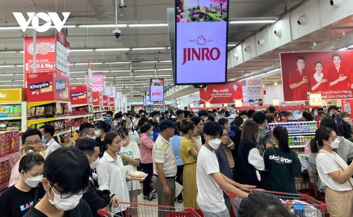 Đà Nẵng dừng họp chợ, người dân tranh thủ đi mua thực phẩm phòng chống bão số 4