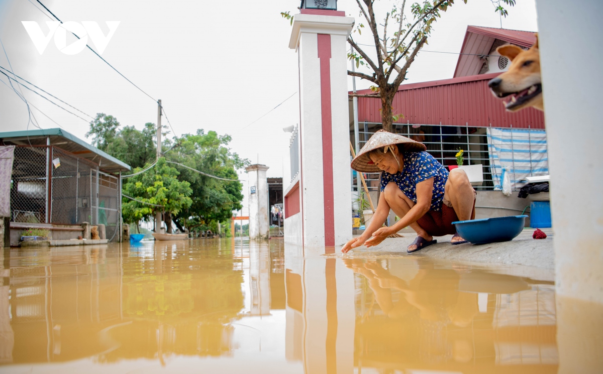 Hàng nghìn người dân Chương Mỹ, Hà Nội vất vả sống trong nước lũ