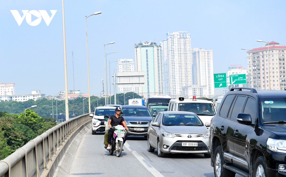 Vắng CSGT, muôn kiểu vi phạm tái diễn ở đường Vành đai 3 Hà Nội