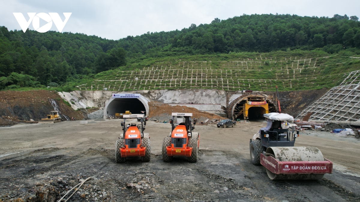 Hầm Thung Thi trên cao tốc Bắc - Nam sẽ về đích trước tiến độ