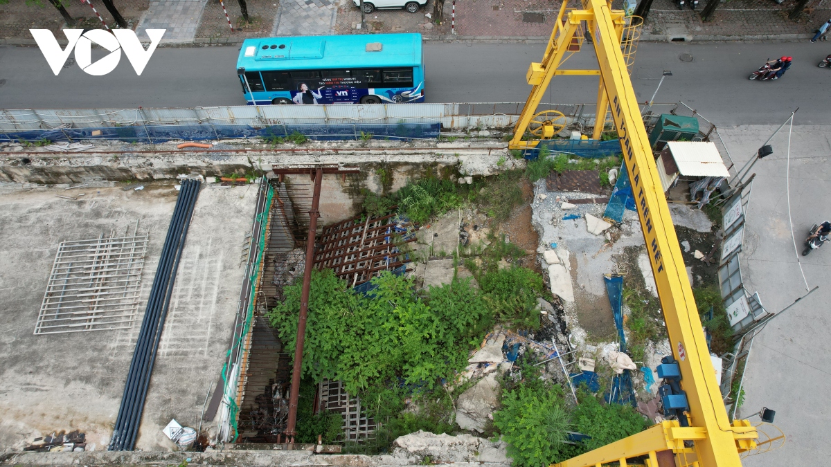 Cỏ cây mọc hoang um tùm trên công trường Metro Nhổn - Ga Hà Nội