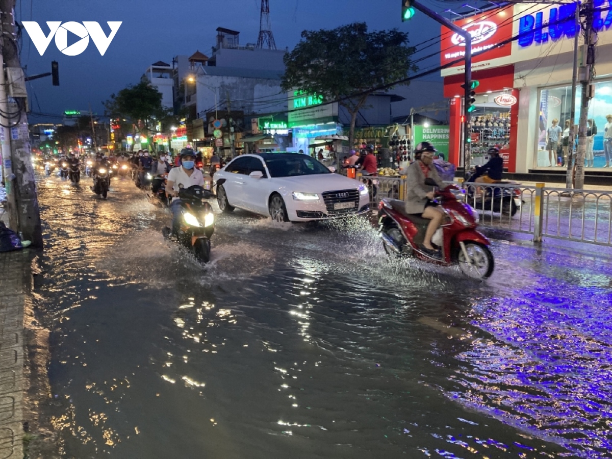 Triều cường gây ngập nước, người dân TP.HCM lội bì bõm