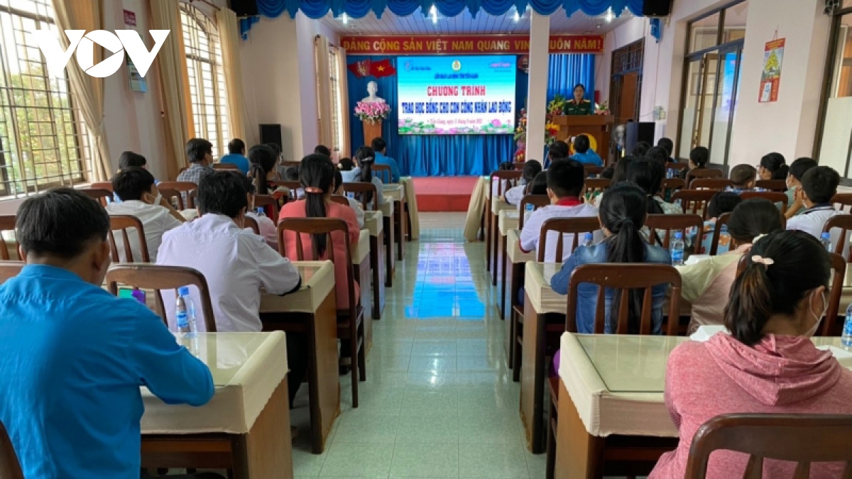 Tặng học bổng cho học sinh nghèo có cha mẹ tử vong do Covid-19