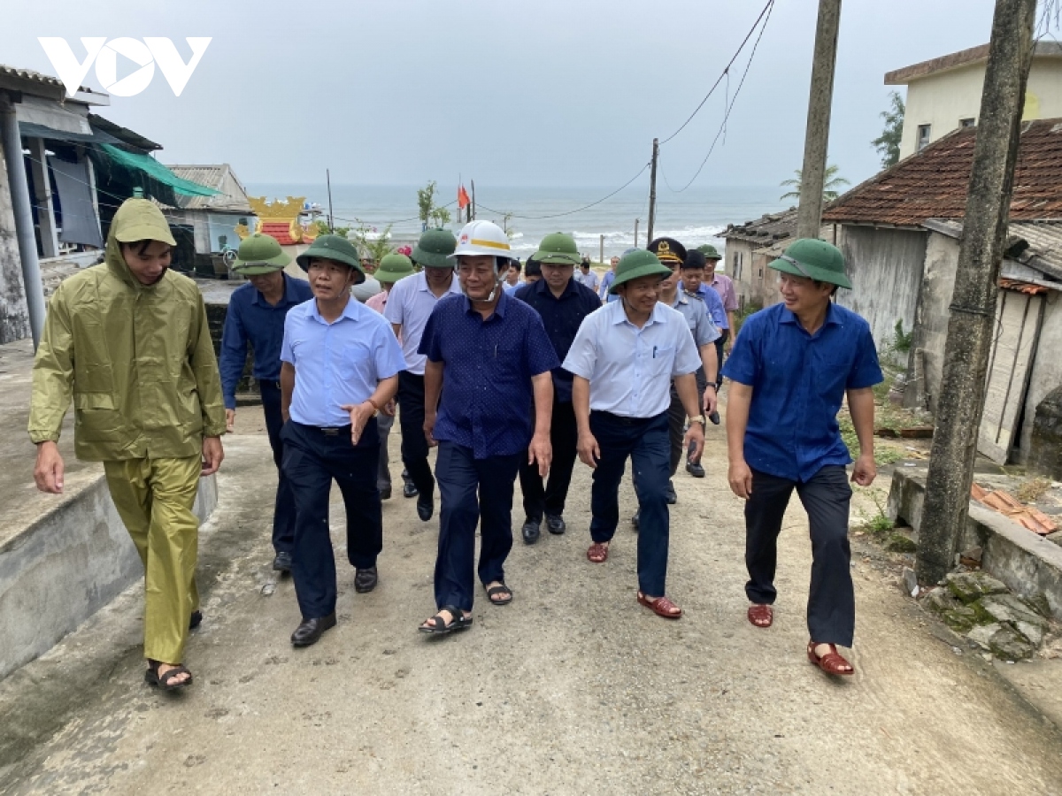 Bộ trưởng NN&PTNT kiểm tra công tác ứng phó với bão số 4 tại Thừa Thiên Huế