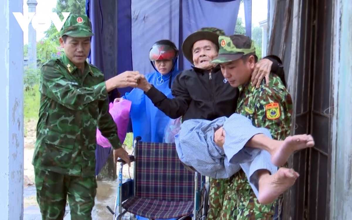 Người già, trẻ em, người đau ốm ở Quảng Nam được đưa đến nơi trú ẩn an toàn