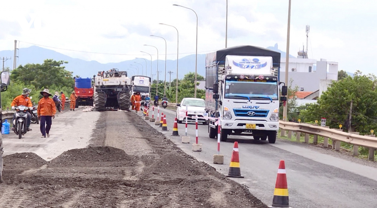 Phú Yên tập trung khắc phục mặt đường Quốc lộ 1A hư hỏng