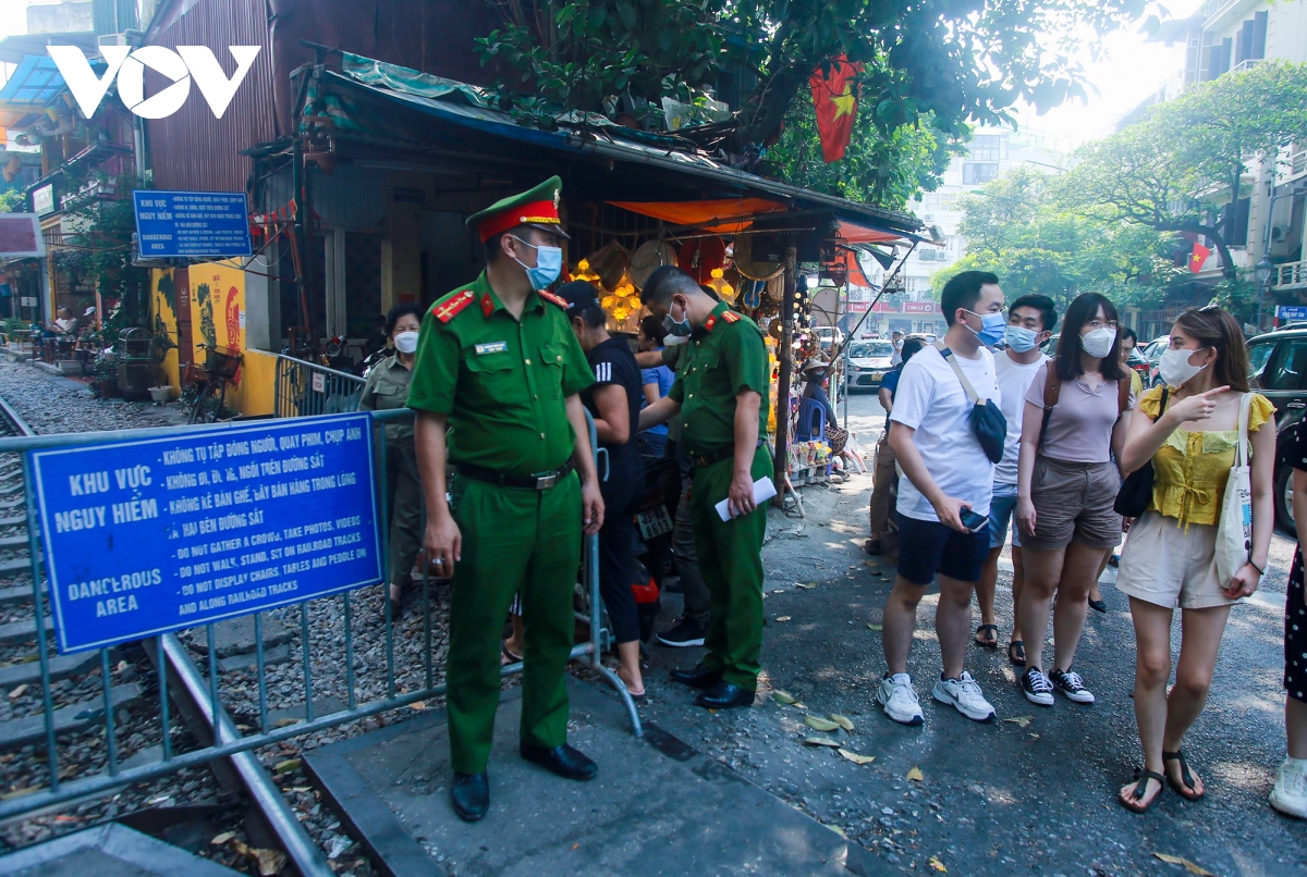 Hà Nội dựng rào chắn ngăn du khách vào phố cà phê đường tàu