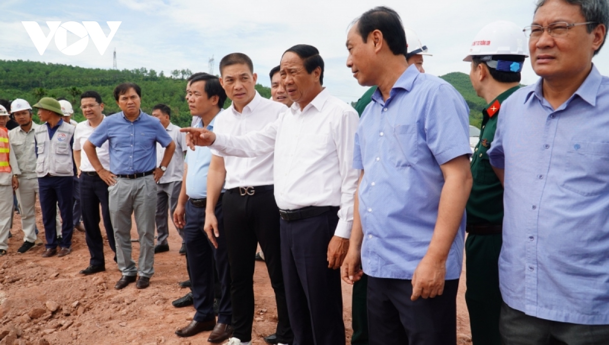 Phó Thủ tướng Lê Văn Thành kiểm tra tiến độ dự án cao tốc Cam Lộ - La Sơn