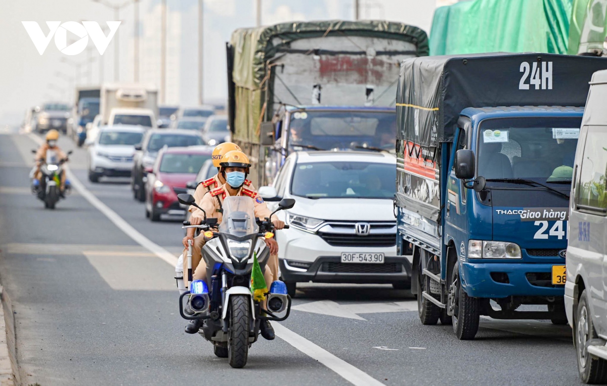 20 xe chuyên dụng của CSGT tuần tra trên đường vành đai 3 ở Hà Nội