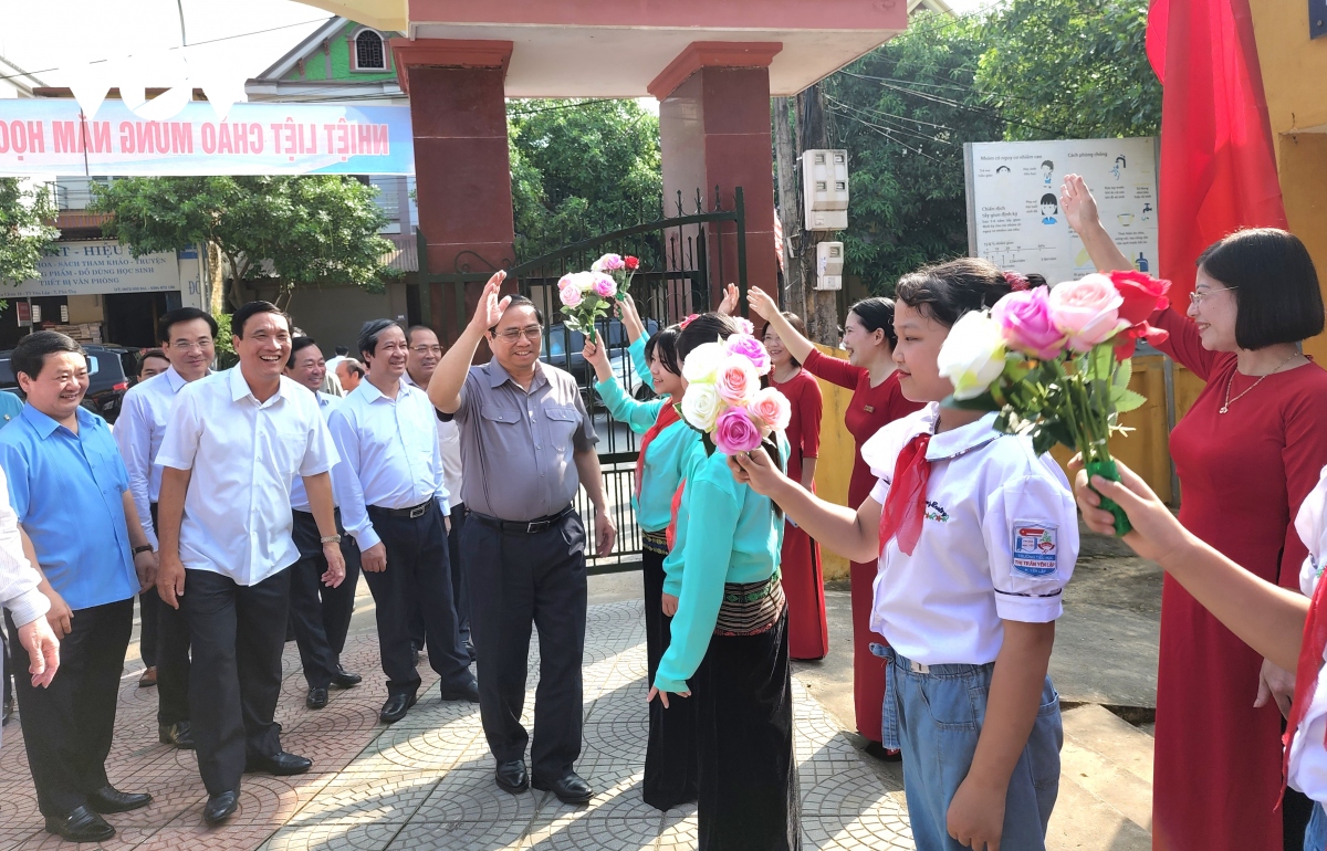 Thủ tướng Phạm Minh Chính thăm trường tiểu học thị trấn Yên Lập, Phú Thọ