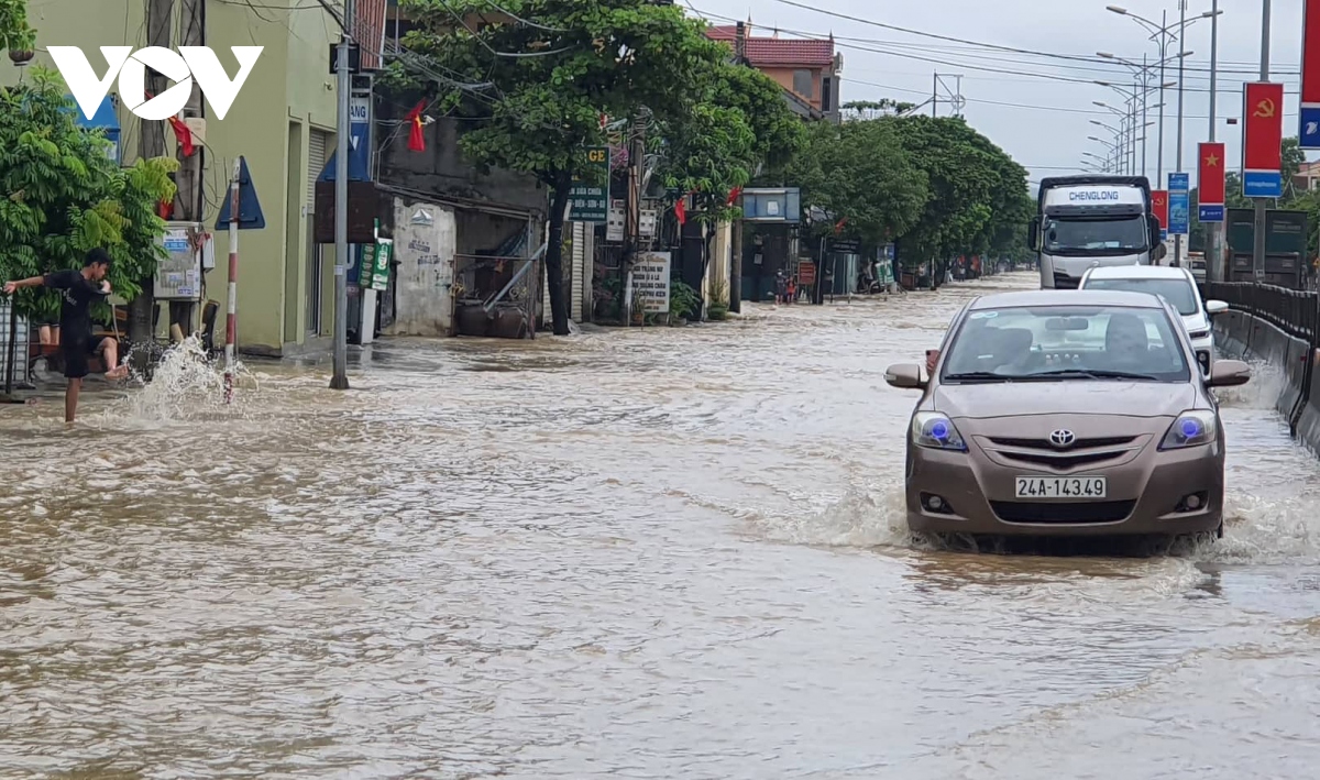 Quốc lộ 1A qua Nghệ An nhiều đoạn ngập sâu vì mưa lũ