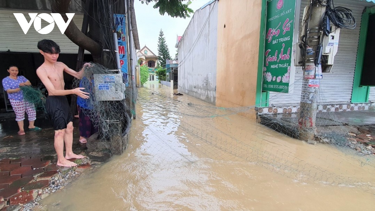 Ô tô xếp hàng bì bõm trong nước lũ trên Quốc lộ 1A