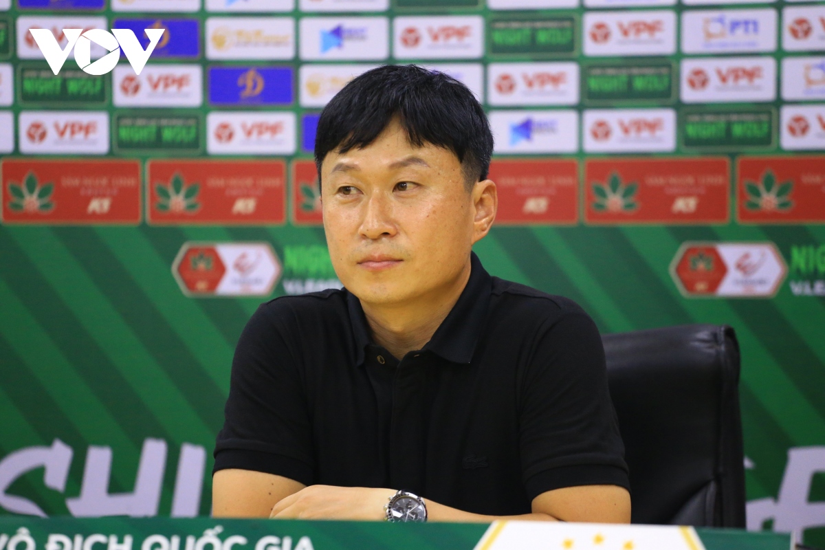 HLV Hà Nội FC nói điều bất ngờ về thẻ đỏ của Duy Mạnh trong trận thua Bình Định