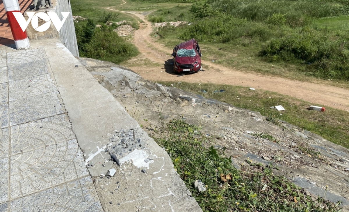 Xe ô tô mất lái lao từ chân cầu xuống đường khiến 2 mẹ con bị thương