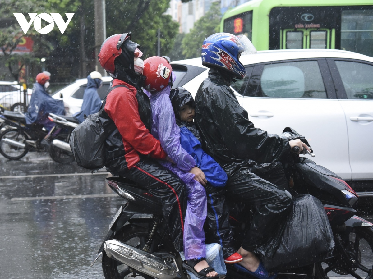Người dân đội mưa rời Thủ đô, có người chạy xe máy về Tuyên Quang