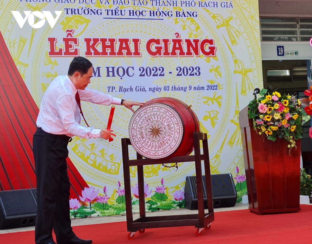 Phó Chủ tịch Thường trực Quốc hội đánh trống khai giảng năm học tại Kiên Giang