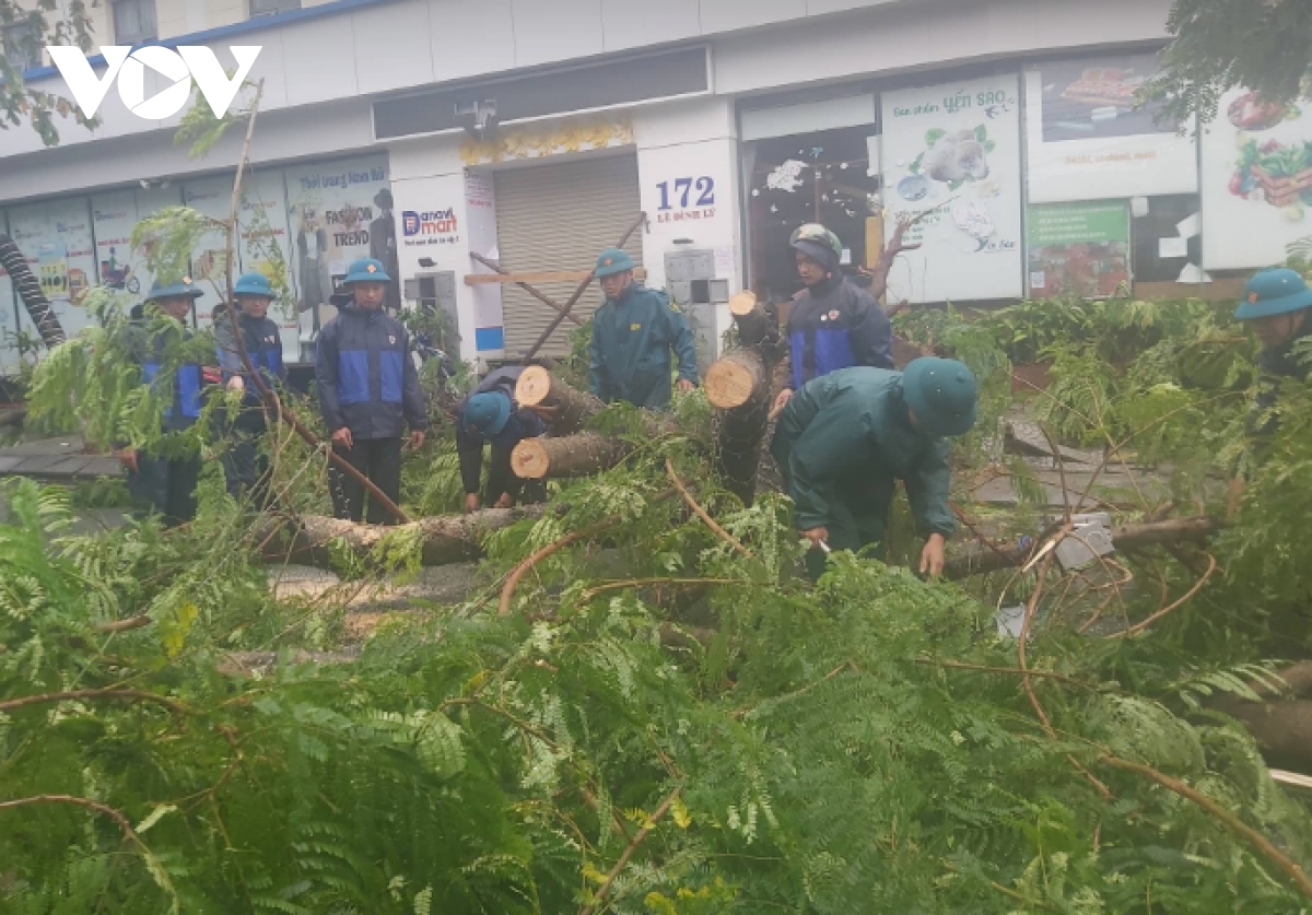 Gần 2.000 công nhân môi trường Đà Nẵng ra quân dọn dẹp sau bão