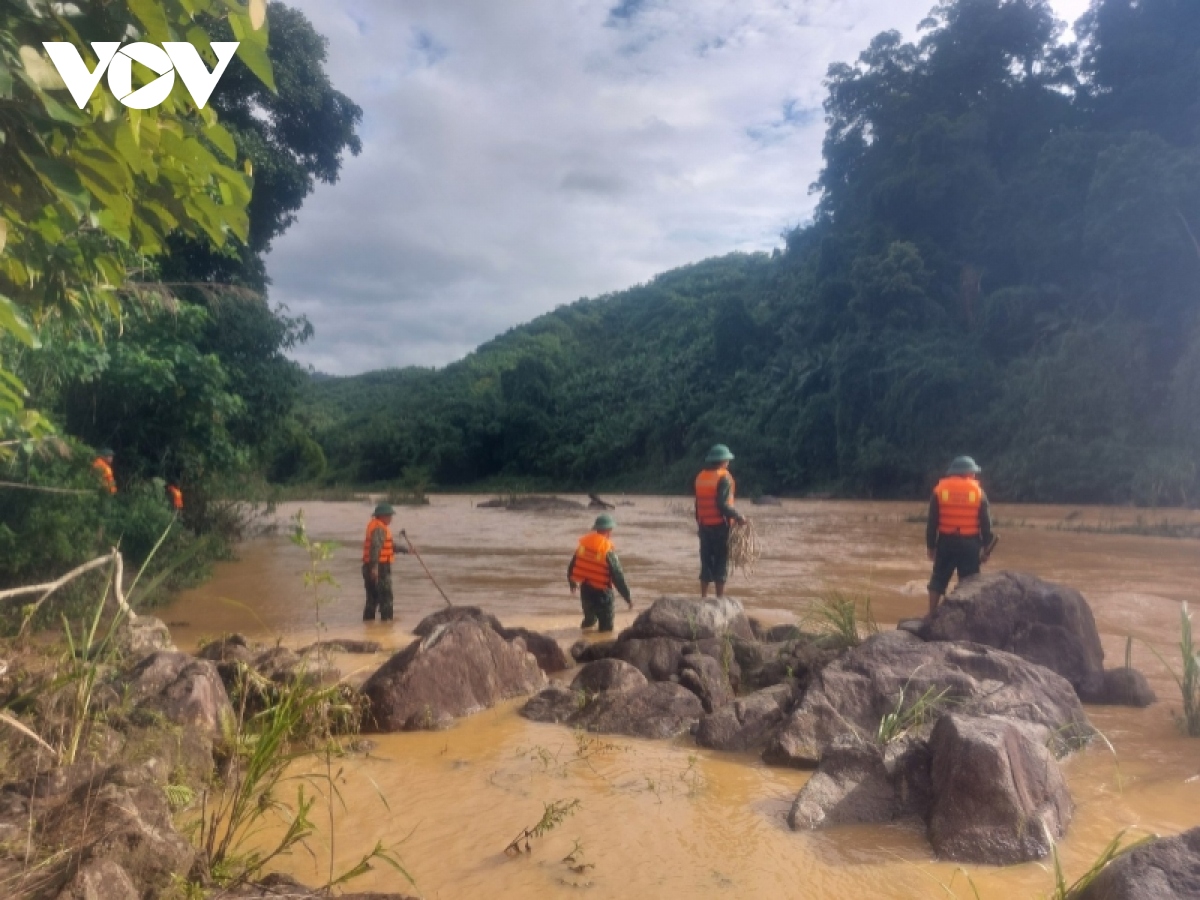 Một người dân bị nước cuốn trôi mất tích khi vượt sông Bung