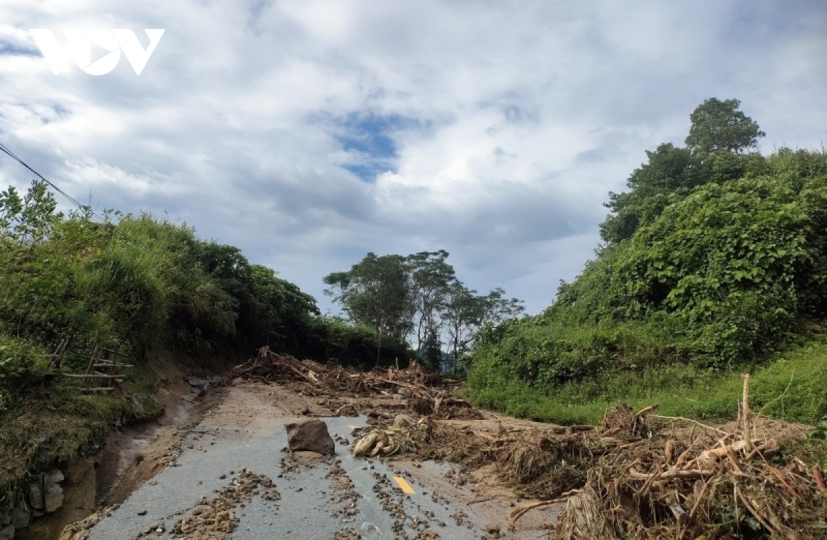 Quảng Nam khắc phục giao thông miền núi sạt lở sau bão số 4