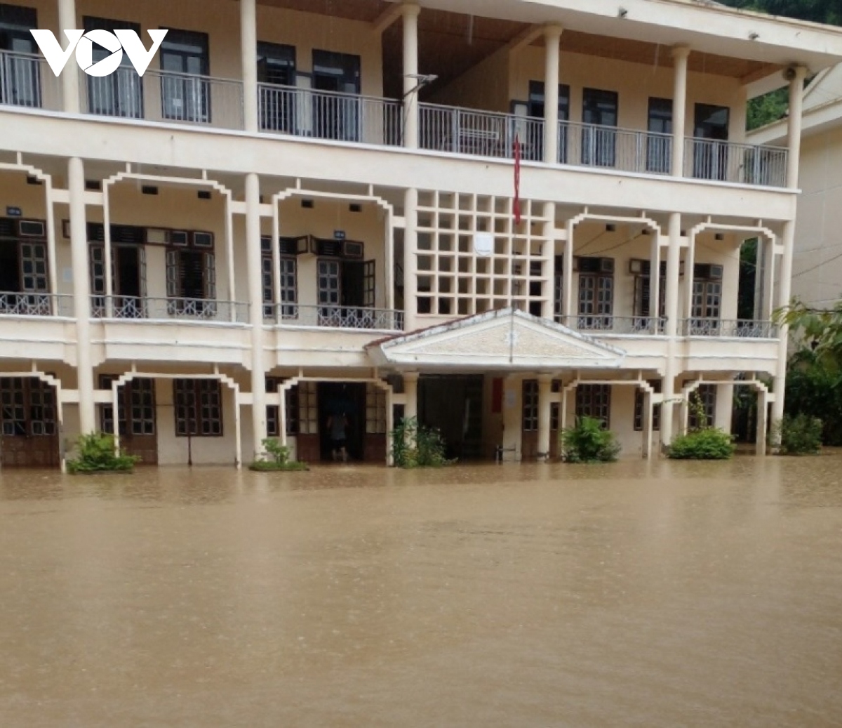 Một trường học ở Sơn La ngập trong biển nước sau mưa lớn