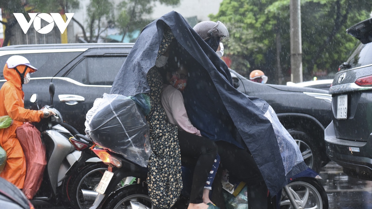 Đội mưa chạy xe máy từ Thủ đô về Tuyên Quang nghỉ lễ