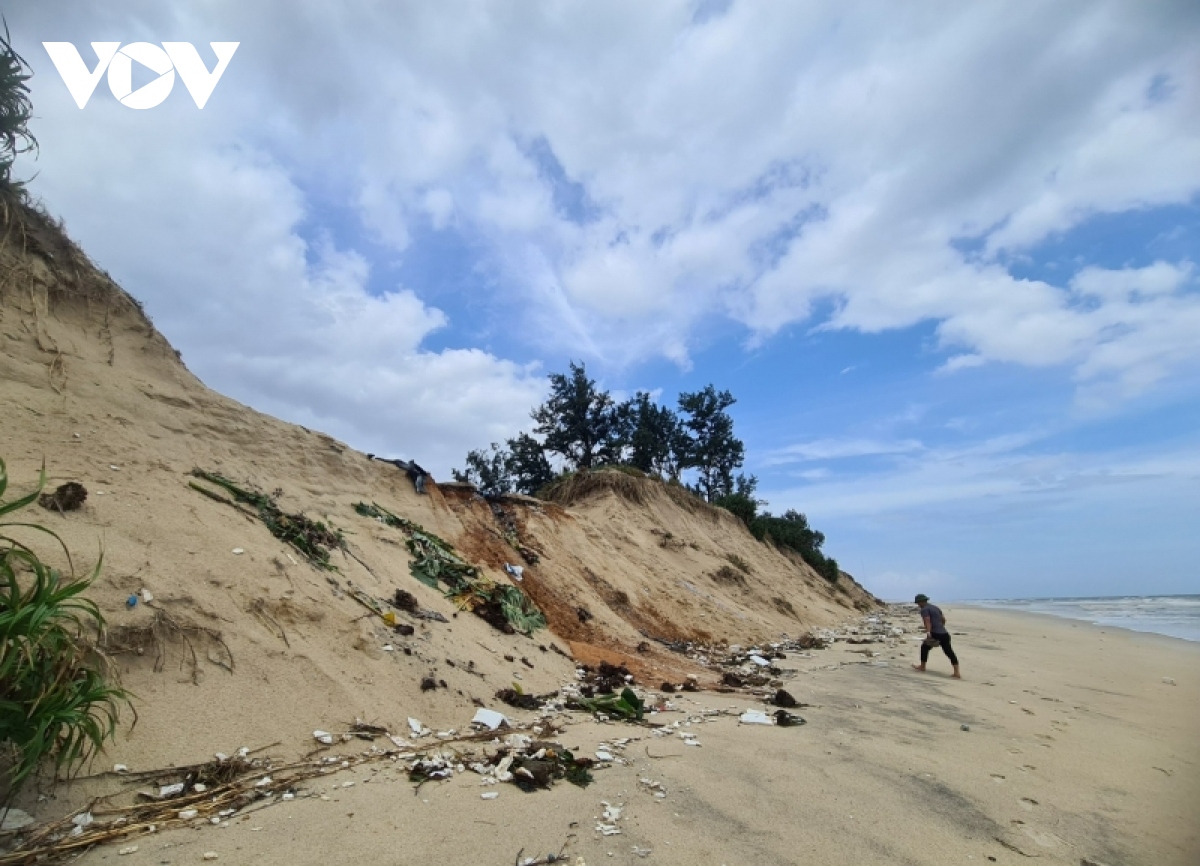Nhiều bờ biển ở Quảng Bình sạt lở nặng