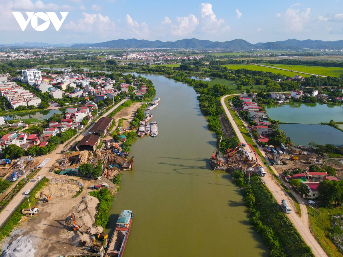Toàn cảnh công trường xây dựng cây cầu 300 tỷ đồng vượt sông Thương