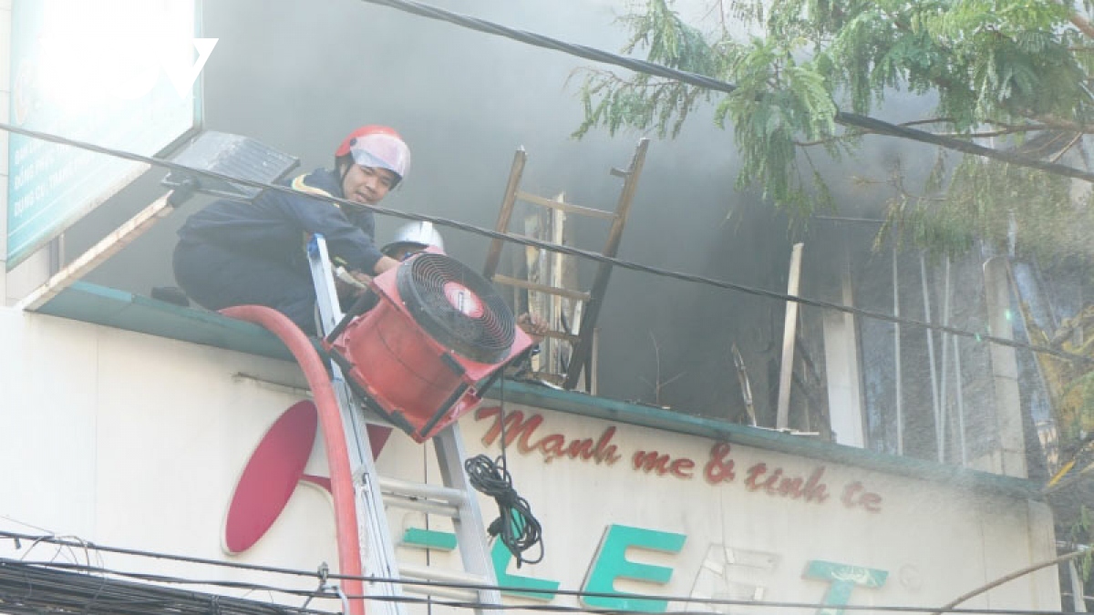 Khống chế đám cháy ở cửa hàng bán đồ thể thao tại Đà Nẵng