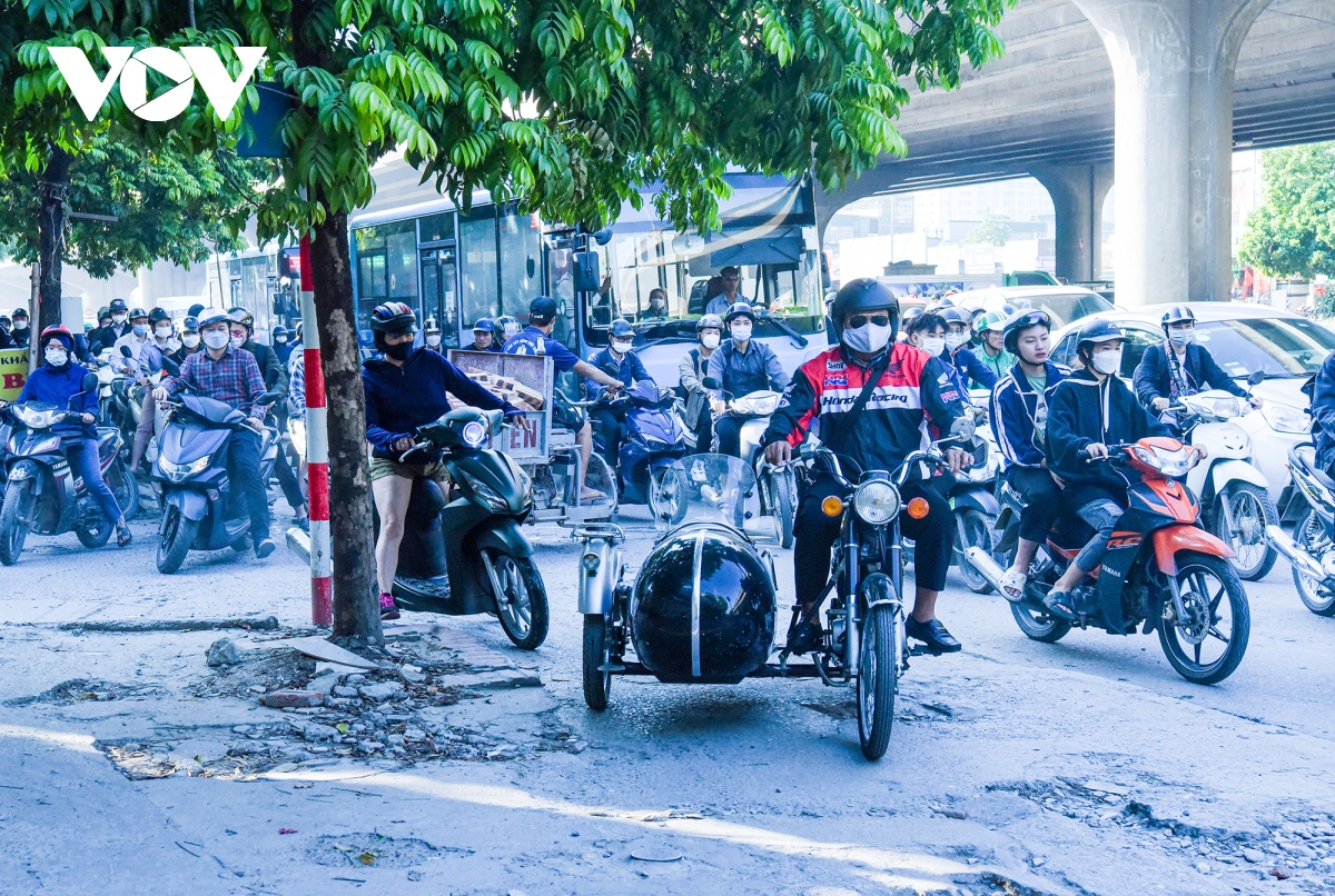Giờ cao điểm, vỉa hè Hà Nội thành lòng đường thứ 2 của các phương tiện giao thông