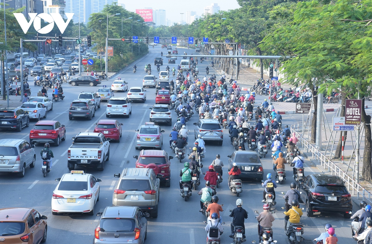 Ô tô dàn hàng ngang, lấn hết làn xe máy trên đường phố Hà Nội