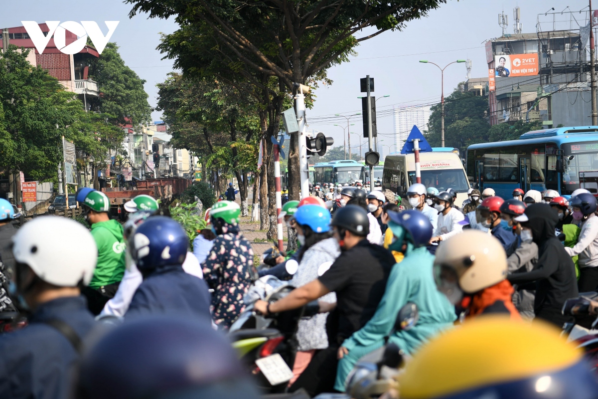 Tàu hỏa chạy giờ cao điểm làm gia tăng tình trạng ùn tắc ở nội thành Hà Nội