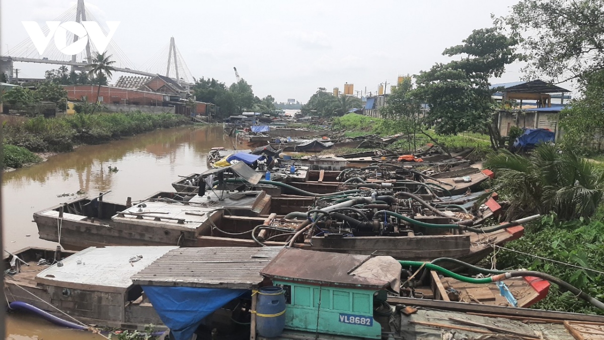 Bãi tạm giữ “cát tặc” ở Tiền Giang quá tải, gây cản trở lưu thông