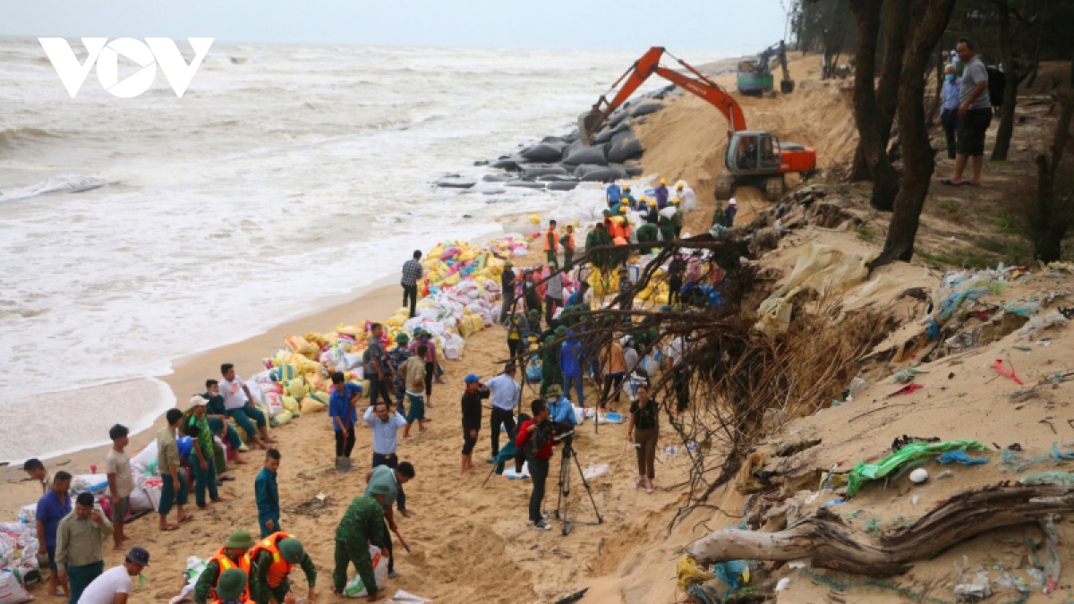 Bộ đội giúp dân ứng cứu khẩn cấp sạt lở bờ biển Phú Vang