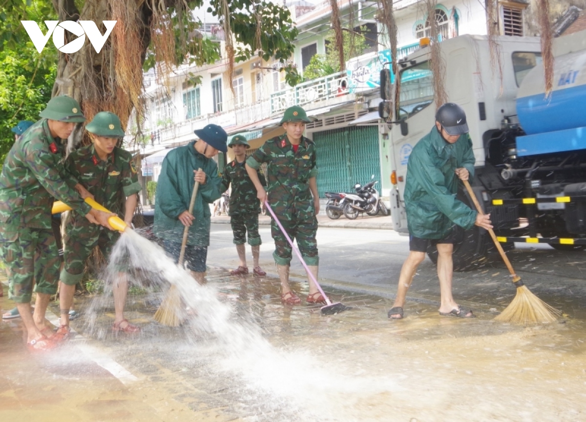Người dân và các lực lượng vũ trang Thừa Thiên Huế dọn bùn, đất sau mưa ngập