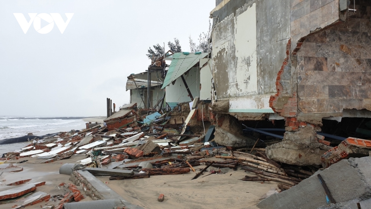 Nhiều ngôi nhà ven biển Hội An bị sóng đánh tan hoang