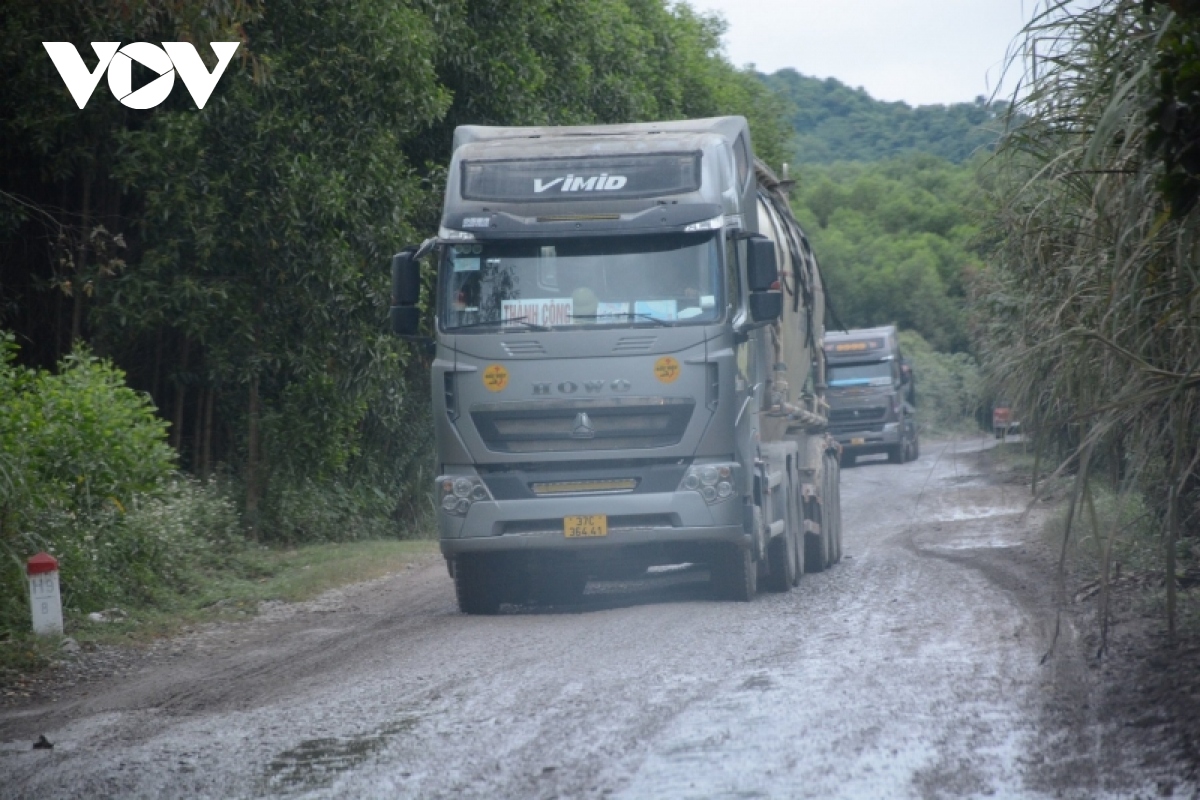Xe tải nặng phá nát tỉnh lộ 538 tại Nghệ An: Chậm trễ hay vô cảm?