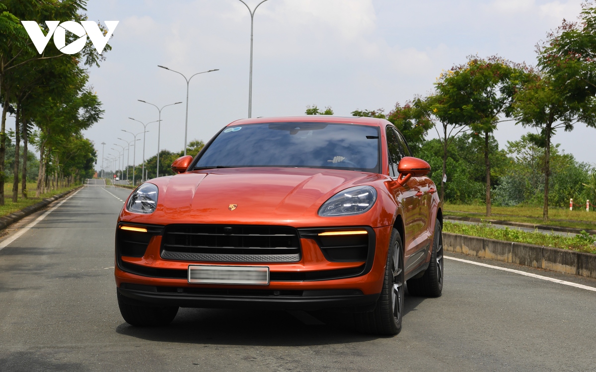 Cận cảnh Porsche Macan 2022 màu cam, giá gần 4 tỷ đồng