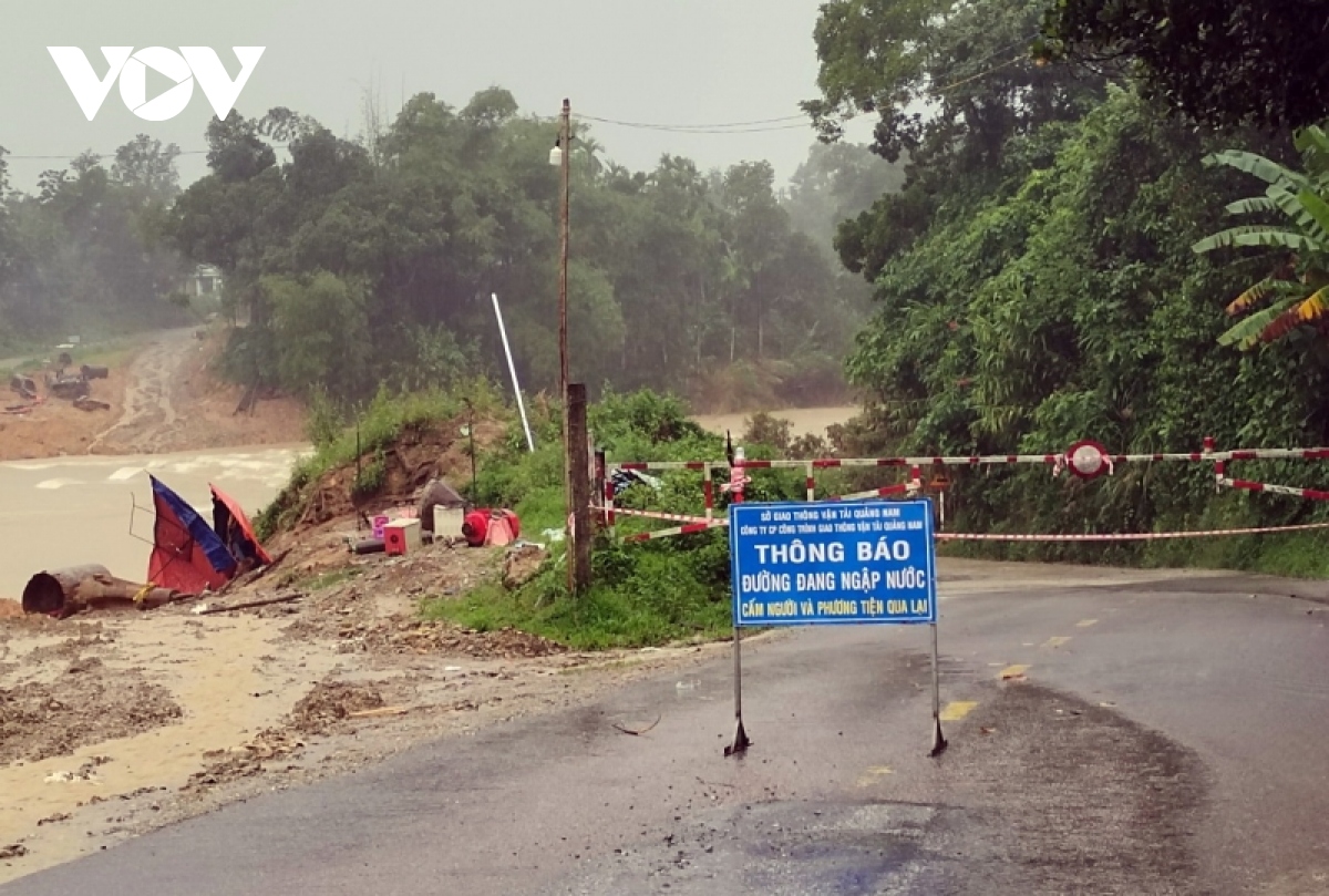 Miền núi Quảng Nam mưa lớn, Quốc lộ 40B ngập sâu giao thông ách tắc