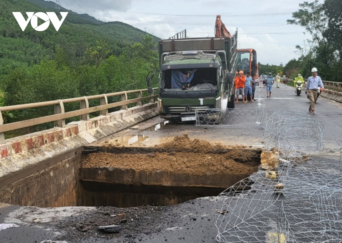 Mưa lớn ở Quảng Nam khiến giao thông ách tắc, nhiều khu dân cư ngập lụt