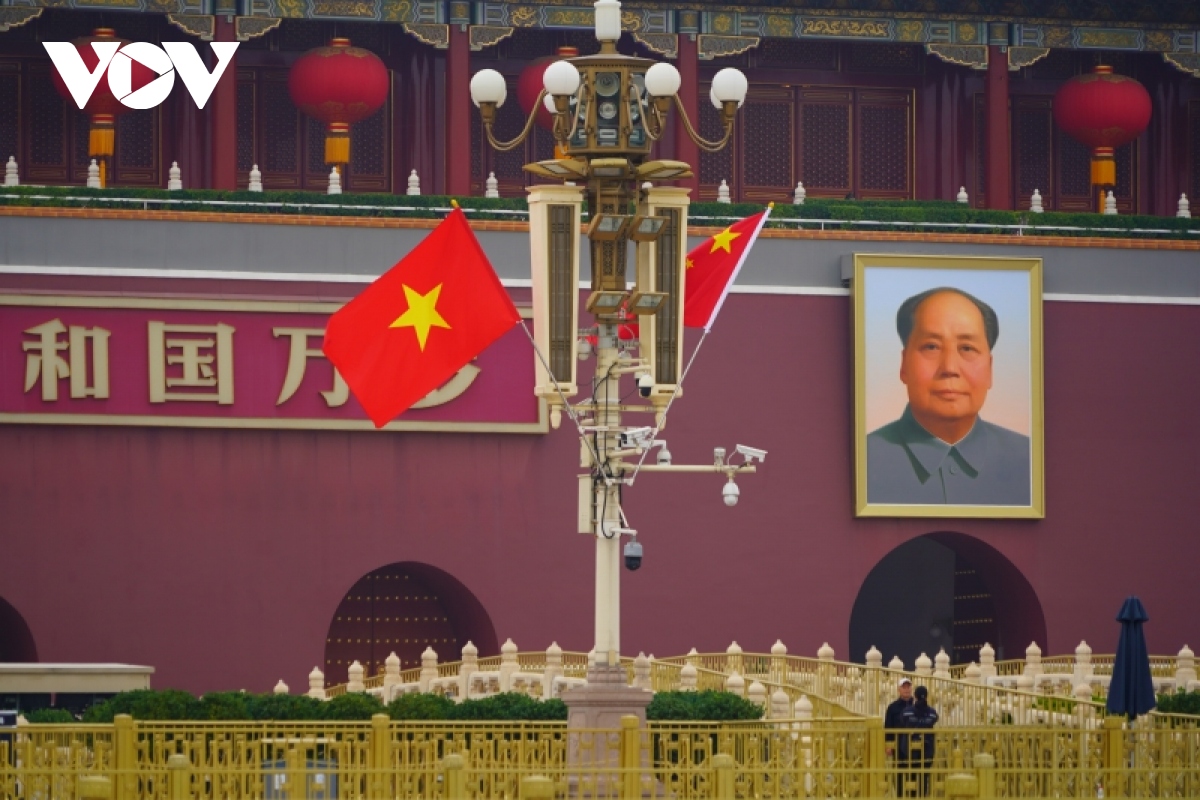 Quốc kỳ Việt Nam và quốc kỳ Trung Quốc tung bay trên Quảng trường Thiên An Môn
